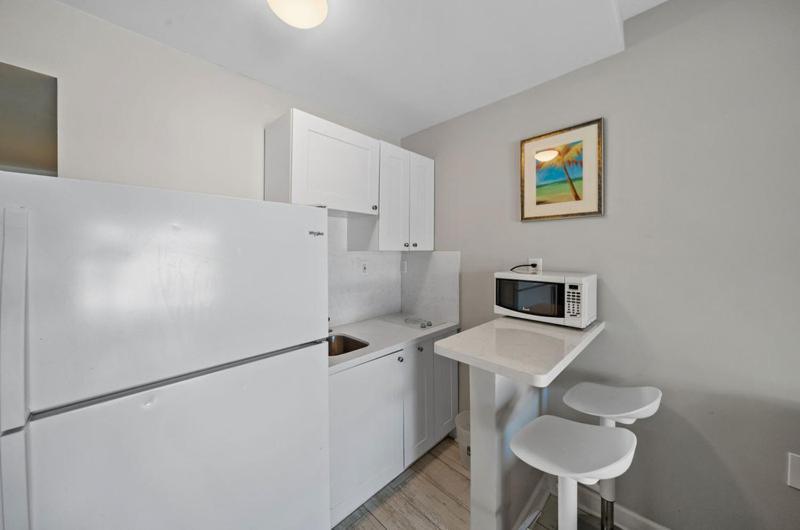 Capri Inn & Apartments Лейк-Уорт Экстерьер фото